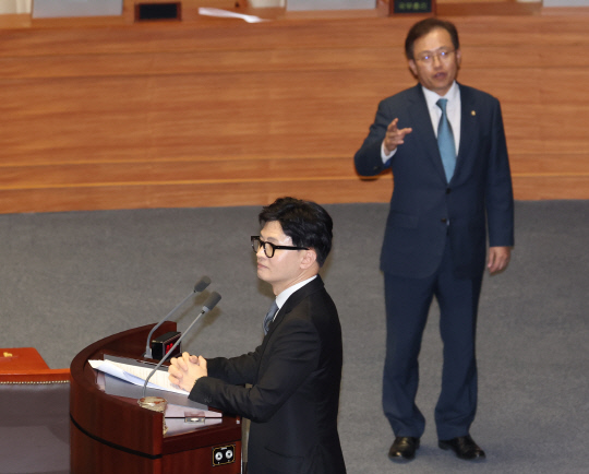 21일 국회 본회의장에서 이재명 더불어민주당 대표에 대한 체포동의안 표결을 앞두고 한동훈 법무부 장관이 취지 설명을 하고 있는 와중 송기헌 민주당 의원이 의석에서 걸어나와 항의하고 있다.<연합뉴스>